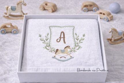 Matriz de bordado cavalinho brasao com folhas com a Letra do alfabeto A para bordar