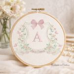matriz de bordado brasao com laco ana clara letra A do alfabeto com borboletas bordando na pratica