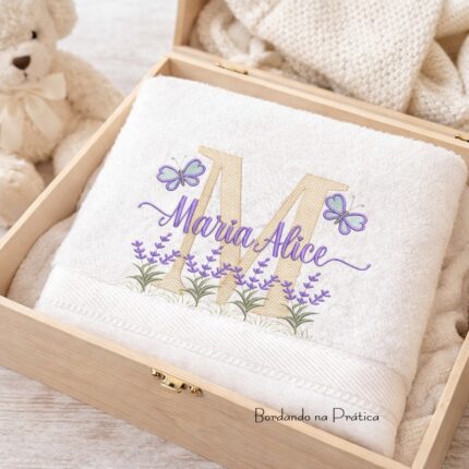 Matriz de bordado nome Maria Alice com flores e letra M do alfabeto para bordar