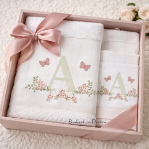 Matriz de bordado alfabeto letra A raminho com flores e borboletas