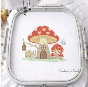 Matriz de bordado cogumelo casinha com folhas e borboleta para bordar