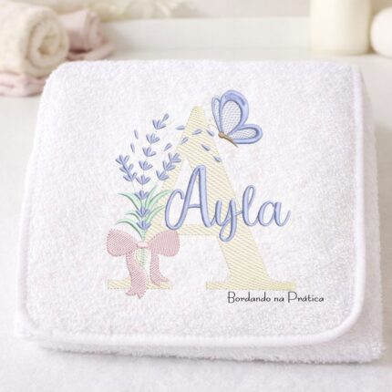 Matriz de bordado nome ayla com borboletas para bordar Letra A do alfabeto com lavanda