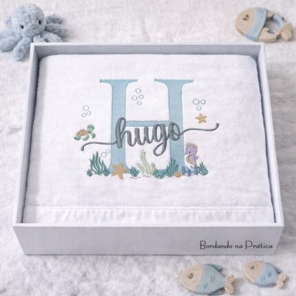 Matriz de bordado nome hugo fundo do mar com letra H do alfabeto para bordar