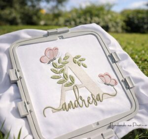 Matriz de bordado andresa com letra A folhas e borboletas para bordar