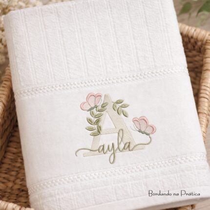 Matriz de bordado ayla nome com letra A flores e borboletas para bordar