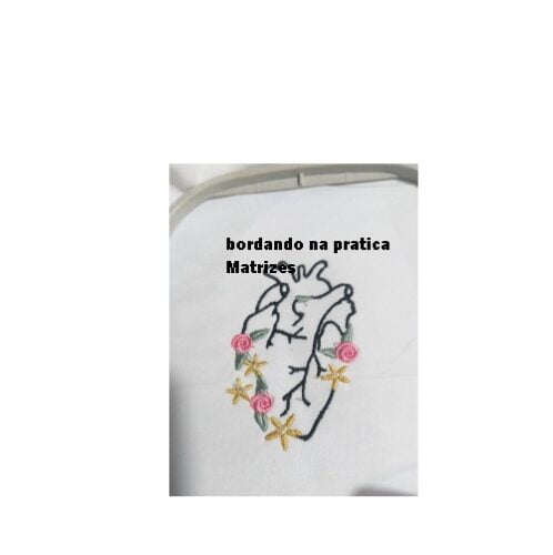 Matriz de bordado coração flores para bordar