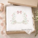 matriz de bordado moldura flores e folhas com borboleta e laco para bordar bordando na pratica