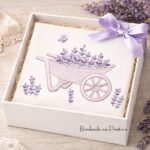 matriz de bordado carrinho de mão lavanda com jardim folhas bordando na pratica