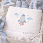 Matriz de bordado foguete com nuvens e estrelas para bordar bordando na pratica