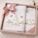 Matriz de bordado alfabeto letra A raminho com flores e borboletas