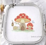 Matriz de bordado cogumelo casinha com folhas e borboleta para bordar