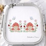 Matriz de bordado jardim de joaninhas com flores para bordar coleção