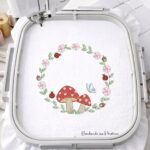 Matriz de bordado moldura joaninha com flores para bordar coleção