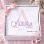 Matriz de bordado nome aurora com letra A do alfabeto para bordar