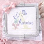 matriz de bordado nome aurora com laco e lavanda letra A do alfabeto para bordar