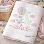 Matriz de bordado Alice para bordar com balao e nuvens bordando na pratica