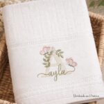 Matriz de bordado ayla nome com letra A flores e borboletas para bordar